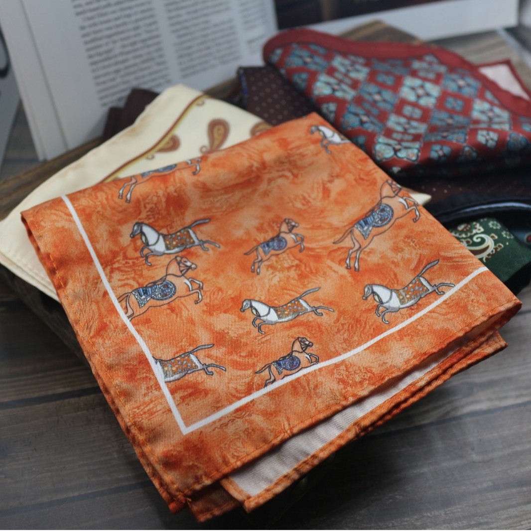 Lenço de Bolso Vintage Estampa - Men Formal Wear With Scarf avaliação e preço